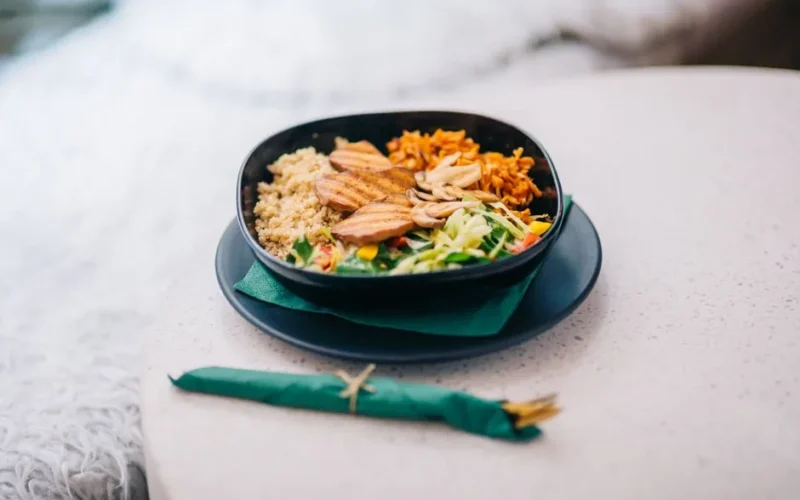 Delicious and nutritious grilled chicken bowl with quinoa and fresh vegetables for a balanced meal.