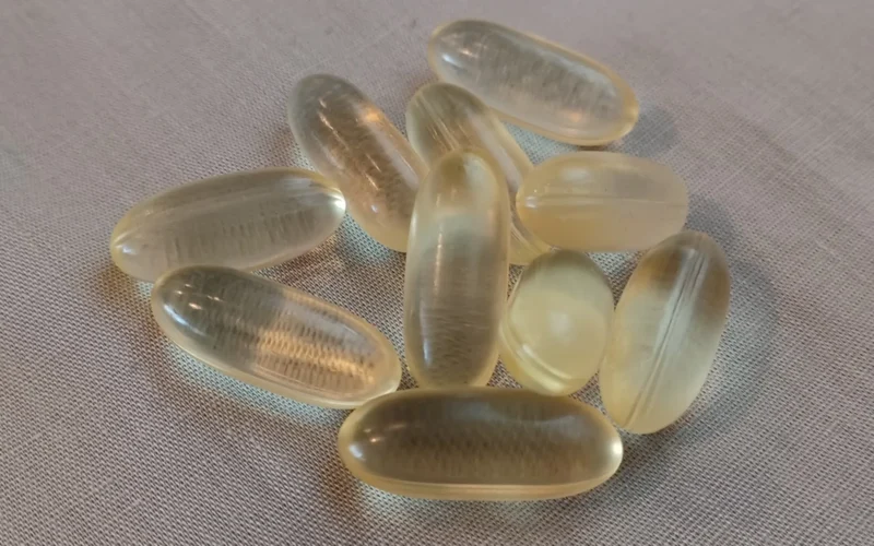 "MicrOrganics" brand vegan omega-3 supplements. Each capsule contains 255mg DHA and 127.5mg EPA. Ingredients: microalgae oil (Schizochytrium sp.) 96.3%, Sunflower Oil 3.17%, Rosemary Extract 0.3%, Tocopherols 0.2%, Ascorbyl Palmitate 0.03%.